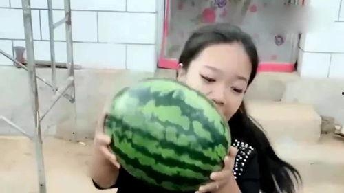 梦见爸妈吃小瓜,爸妈品尝小瓜的温馨瞬间